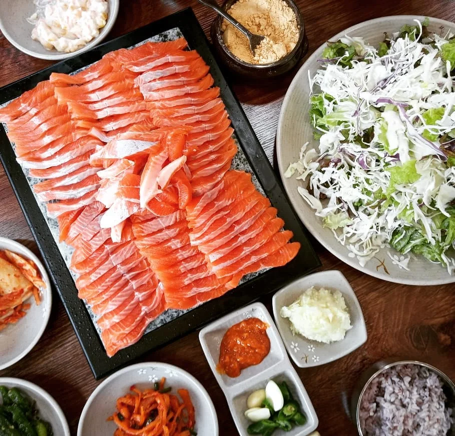 송어회와 채소